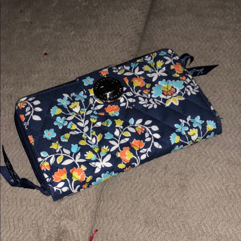 Turn lock wallet